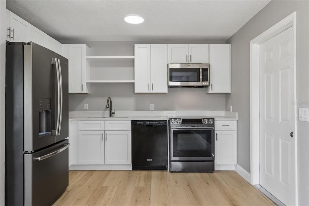 For Sale: $289,000 (3 beds, 2 baths, 1092 Square Feet)