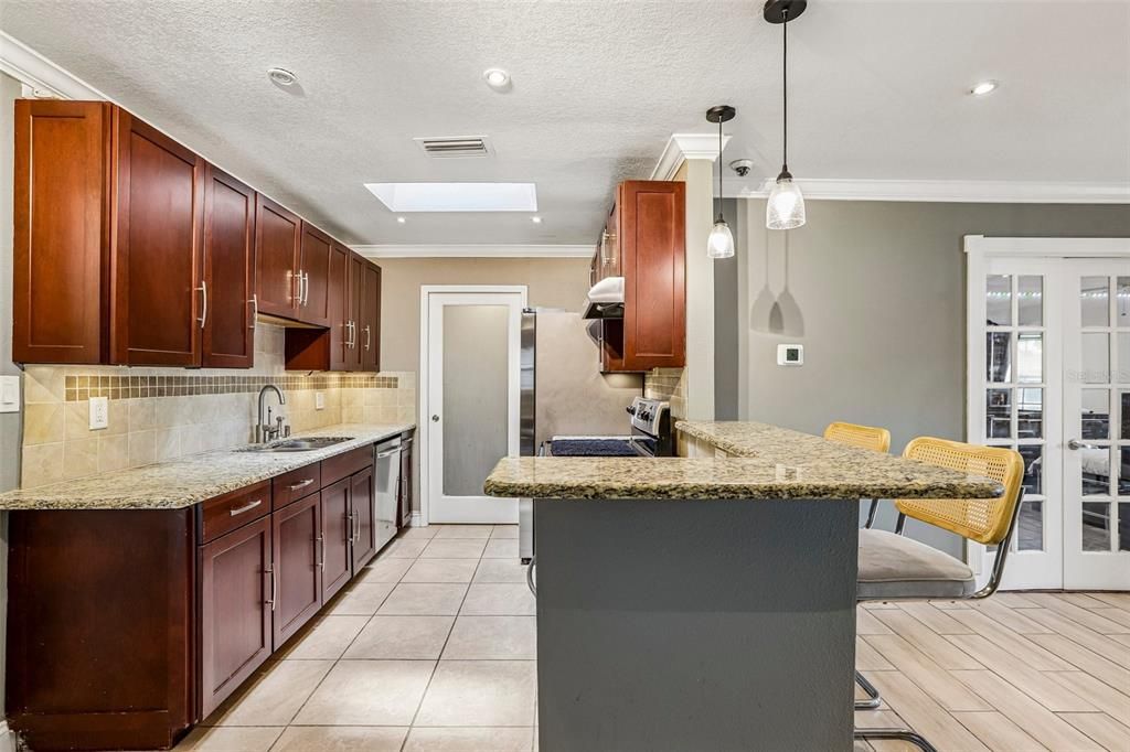 En Venta: $389,900 (4 camas, 2 baños, 2096 Pies cuadrados)
