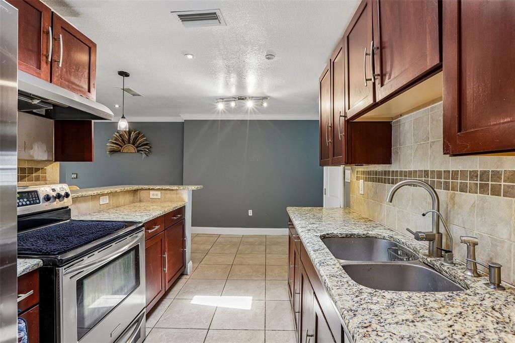 En Venta: $389,900 (4 camas, 2 baños, 2096 Pies cuadrados)