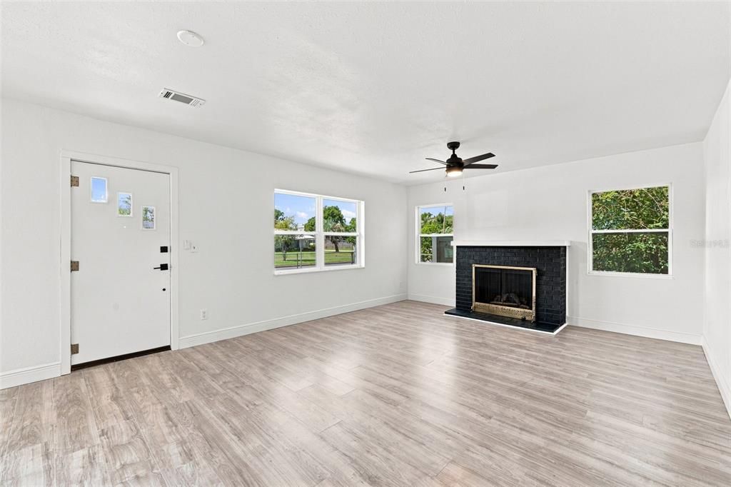 For Sale: $295,000 (3 beds, 2 baths, 1374 Square Feet)