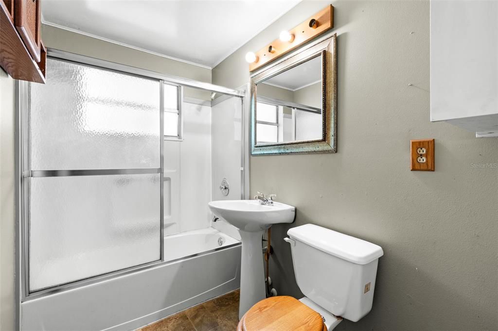 For Sale: $175,000 (2 beds, 1 baths, 644 Square Feet)