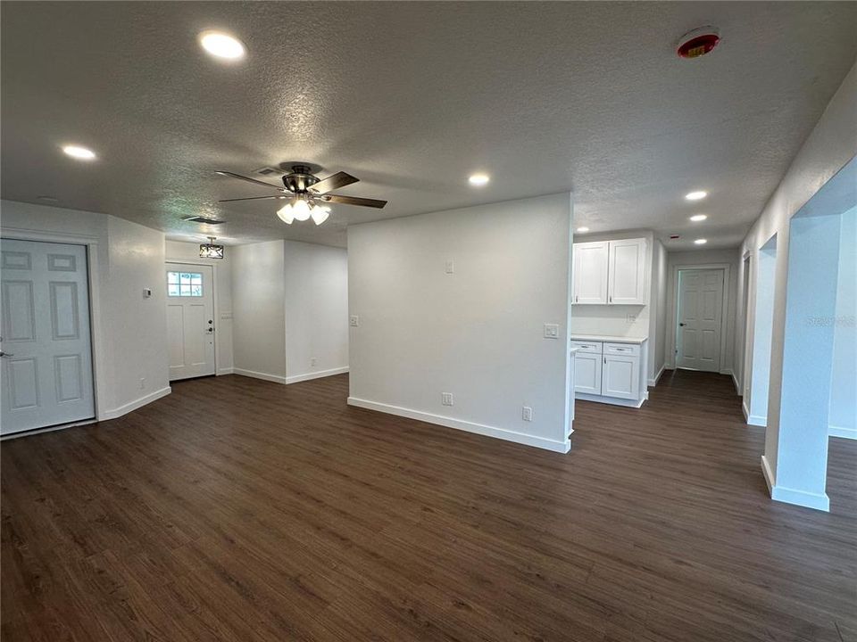 En Venta: $369,000 (4 camas, 3 baños, 1845 Pies cuadrados)
