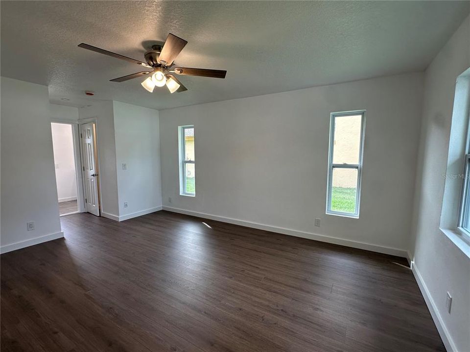 En Venta: $369,000 (4 camas, 3 baños, 1845 Pies cuadrados)