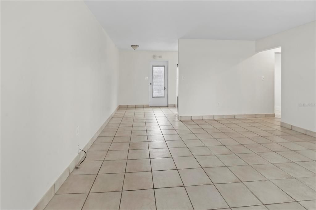 For Sale: $239,999 (1 beds, 1 baths, 582 Square Feet)