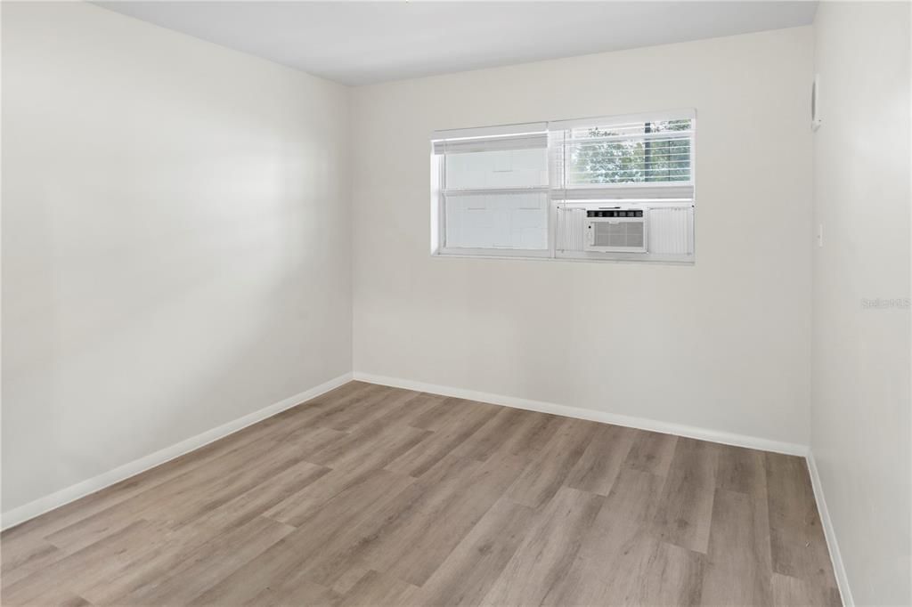 For Sale: $239,999 (1 beds, 1 baths, 582 Square Feet)