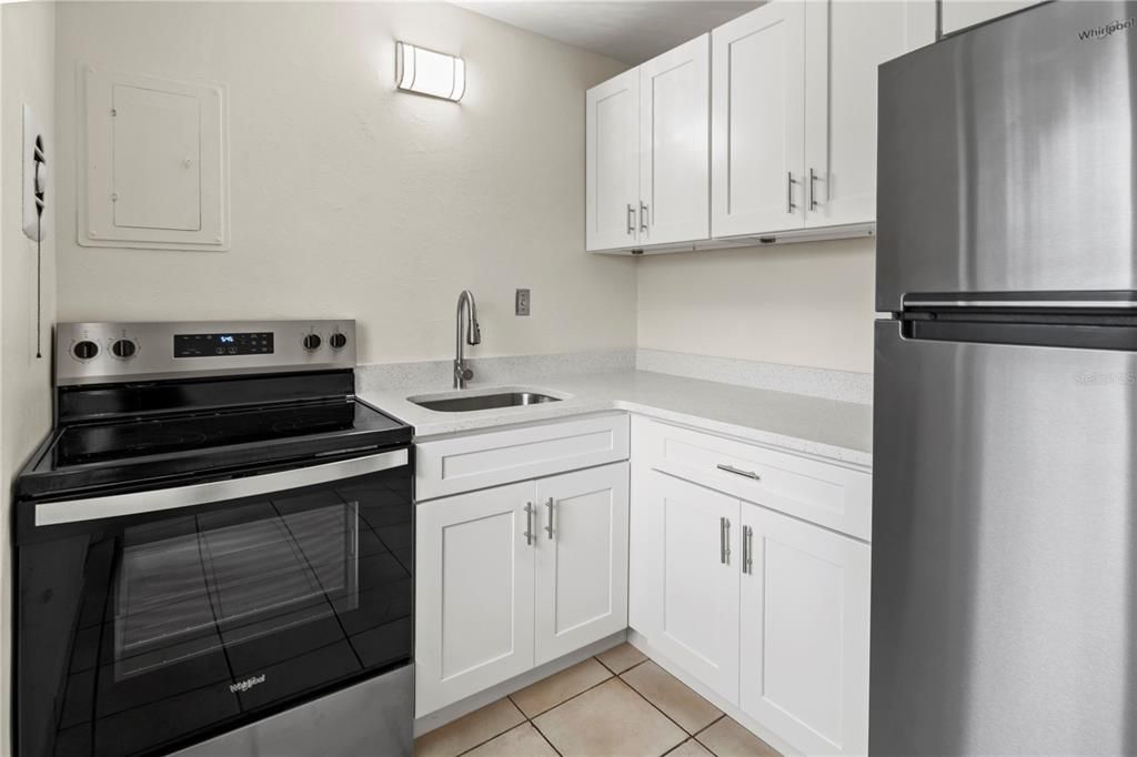 For Sale: $239,999 (1 beds, 1 baths, 582 Square Feet)