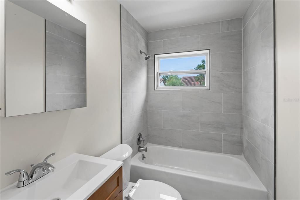 For Sale: $239,999 (1 beds, 1 baths, 582 Square Feet)
