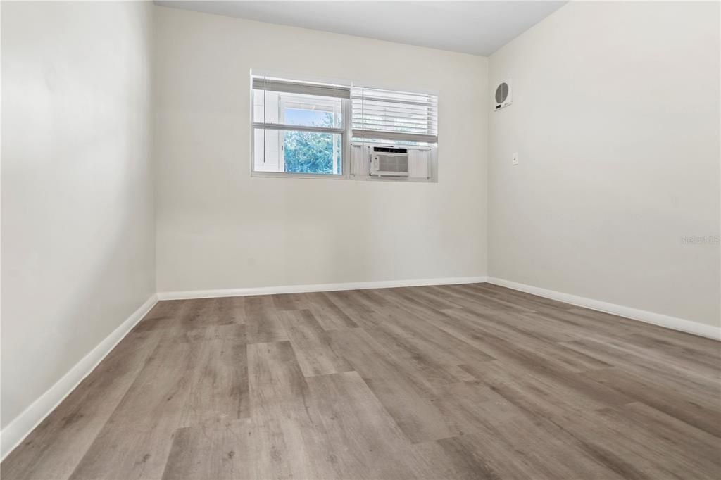 For Sale: $239,999 (1 beds, 1 baths, 582 Square Feet)