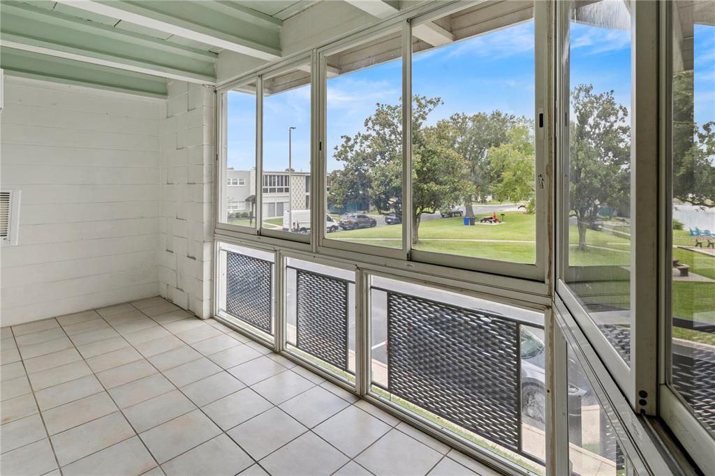 For Sale: $239,999 (1 beds, 1 baths, 582 Square Feet)