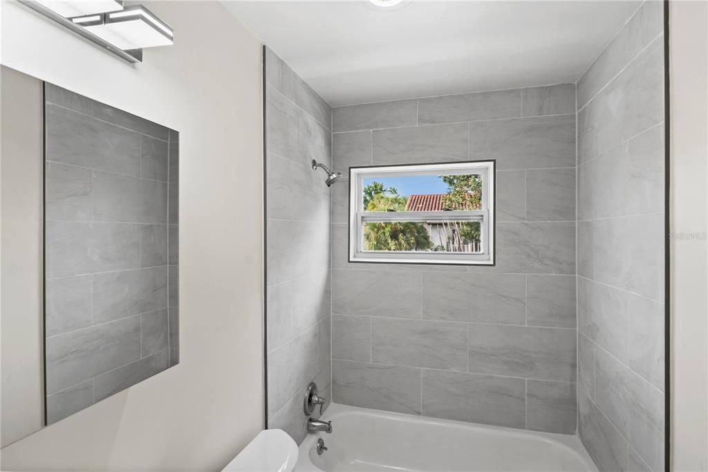 For Sale: $239,999 (1 beds, 1 baths, 582 Square Feet)