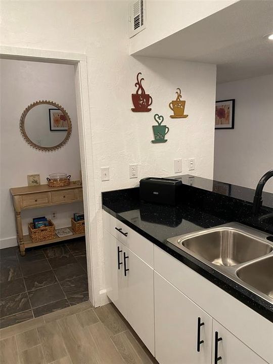 For Sale: $140,000 (1 beds, 1 baths, 974 Square Feet)