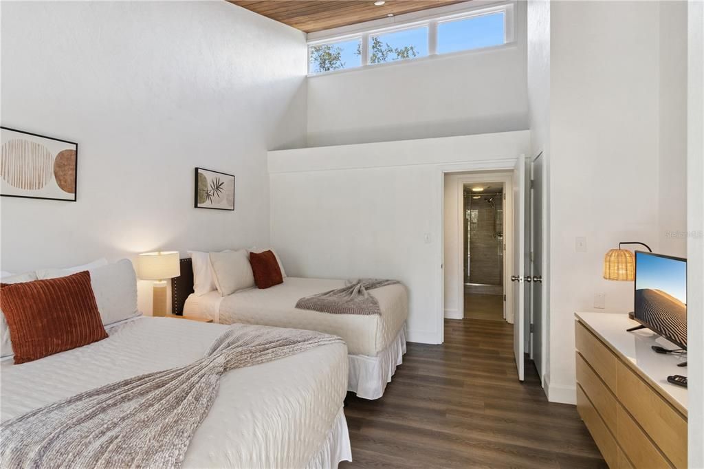 For Sale: $140,000 (1 beds, 1 baths, 974 Square Feet)