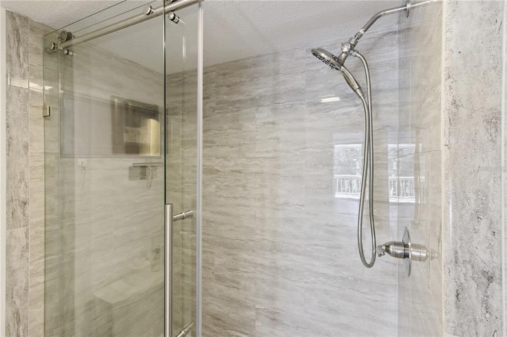 For Sale: $140,000 (1 beds, 1 baths, 974 Square Feet)