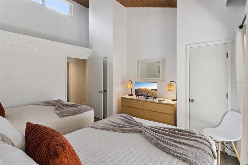 For Sale: $140,000 (1 beds, 1 baths, 974 Square Feet)