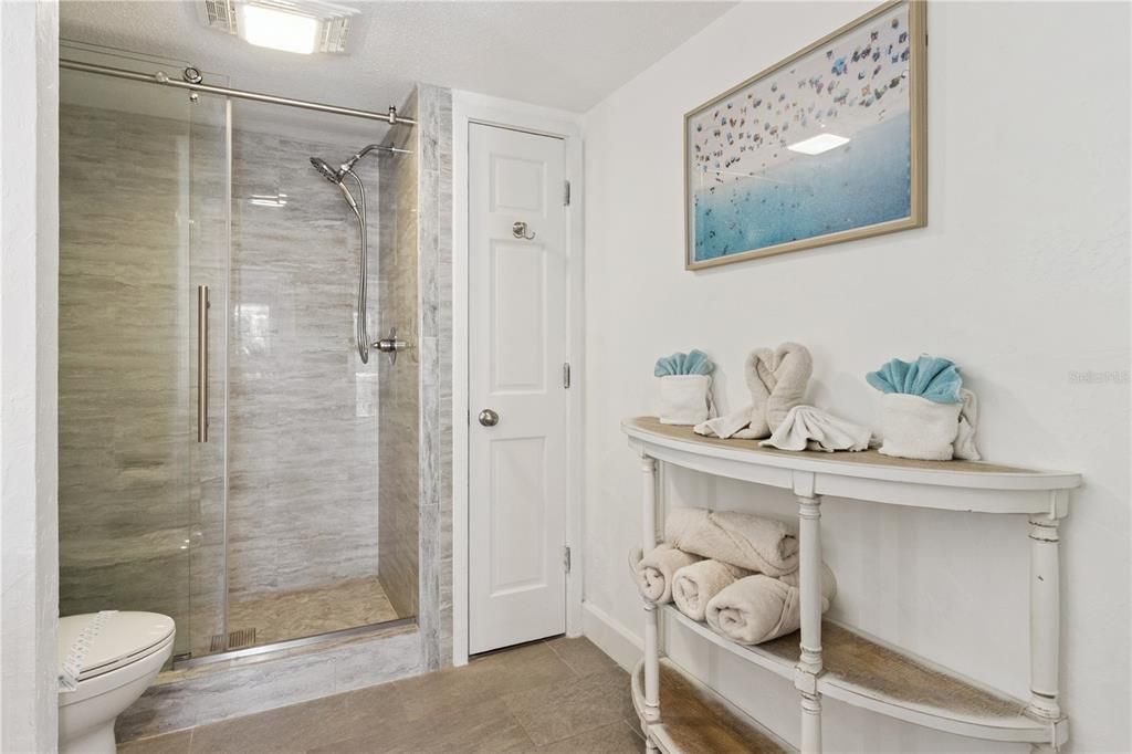 For Sale: $140,000 (1 beds, 1 baths, 974 Square Feet)