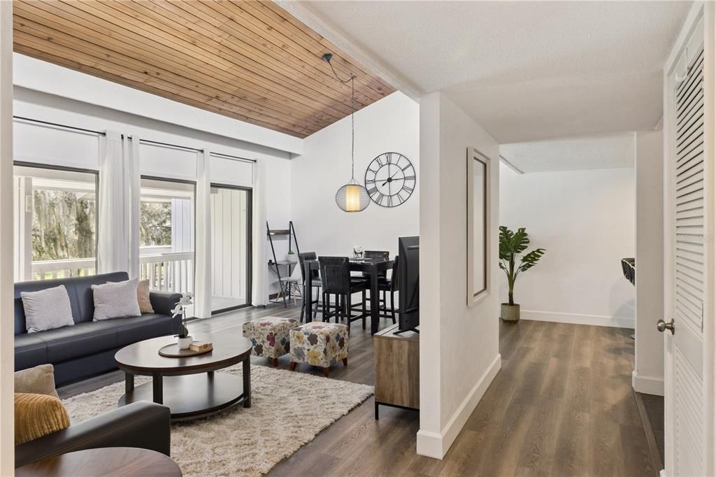For Sale: $140,000 (1 beds, 1 baths, 974 Square Feet)