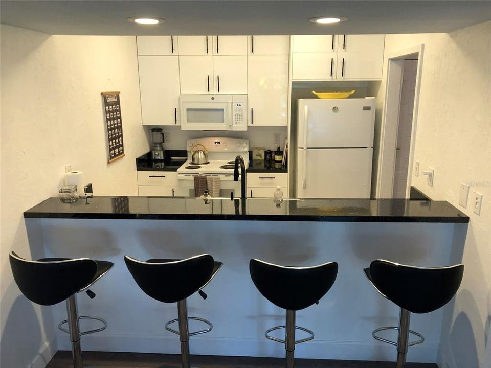 For Sale: $140,000 (1 beds, 1 baths, 974 Square Feet)