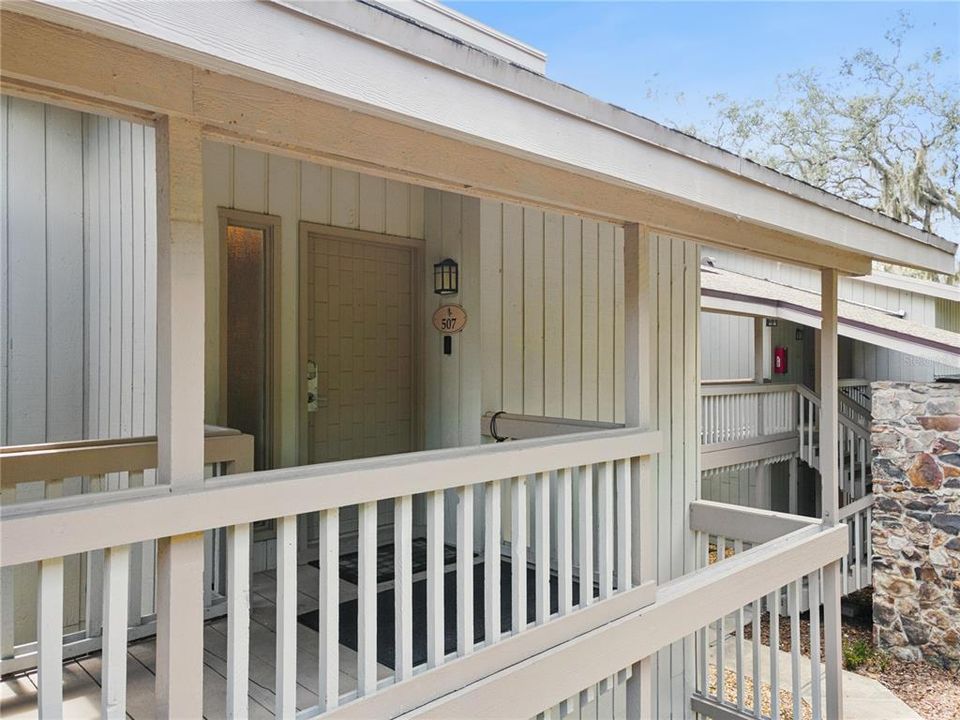 For Sale: $140,000 (1 beds, 1 baths, 974 Square Feet)