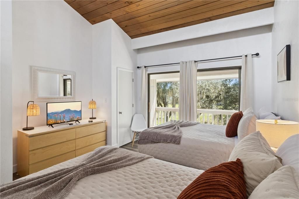 For Sale: $140,000 (1 beds, 1 baths, 974 Square Feet)