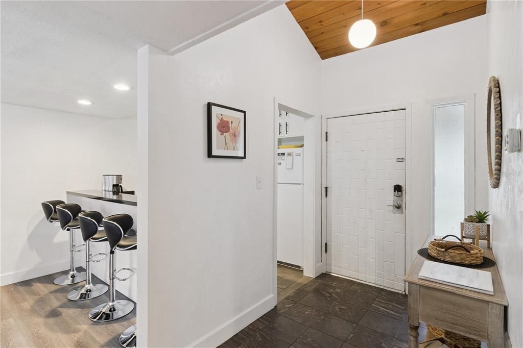 For Sale: $140,000 (1 beds, 1 baths, 974 Square Feet)