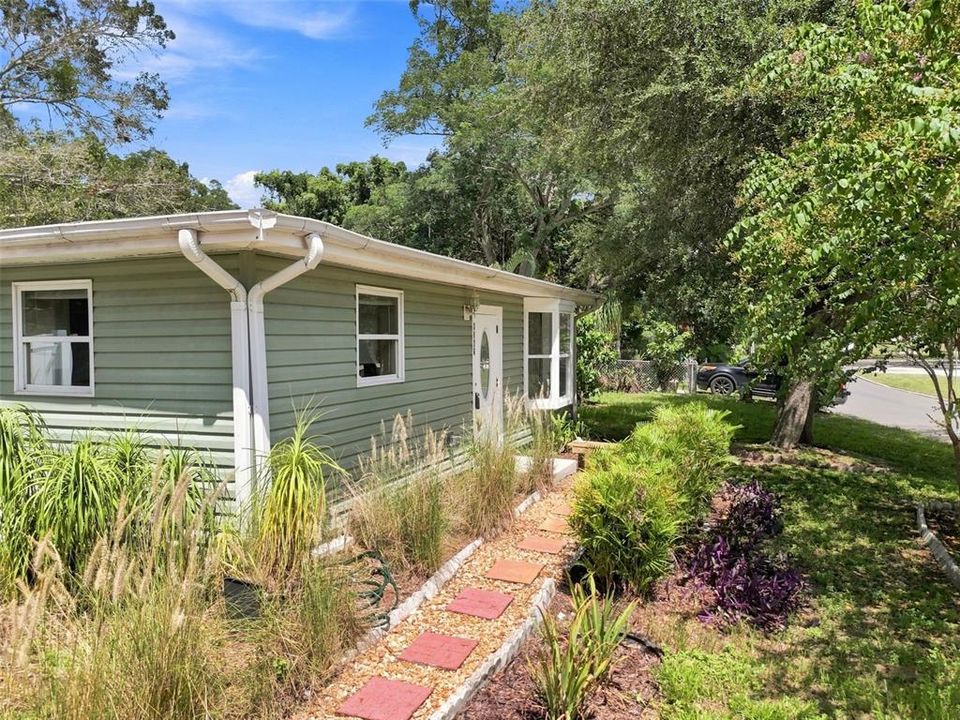 For Sale: $309,900 (2 beds, 2 baths, 1259 Square Feet)