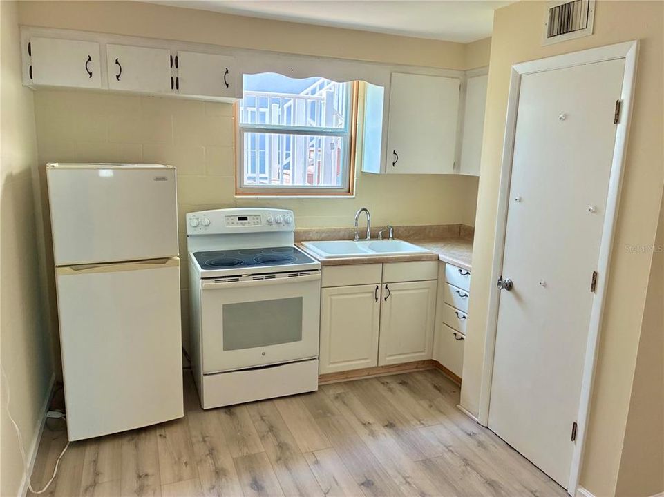 For Sale: $689,000 (3 beds, 2 baths, 1672 Square Feet)