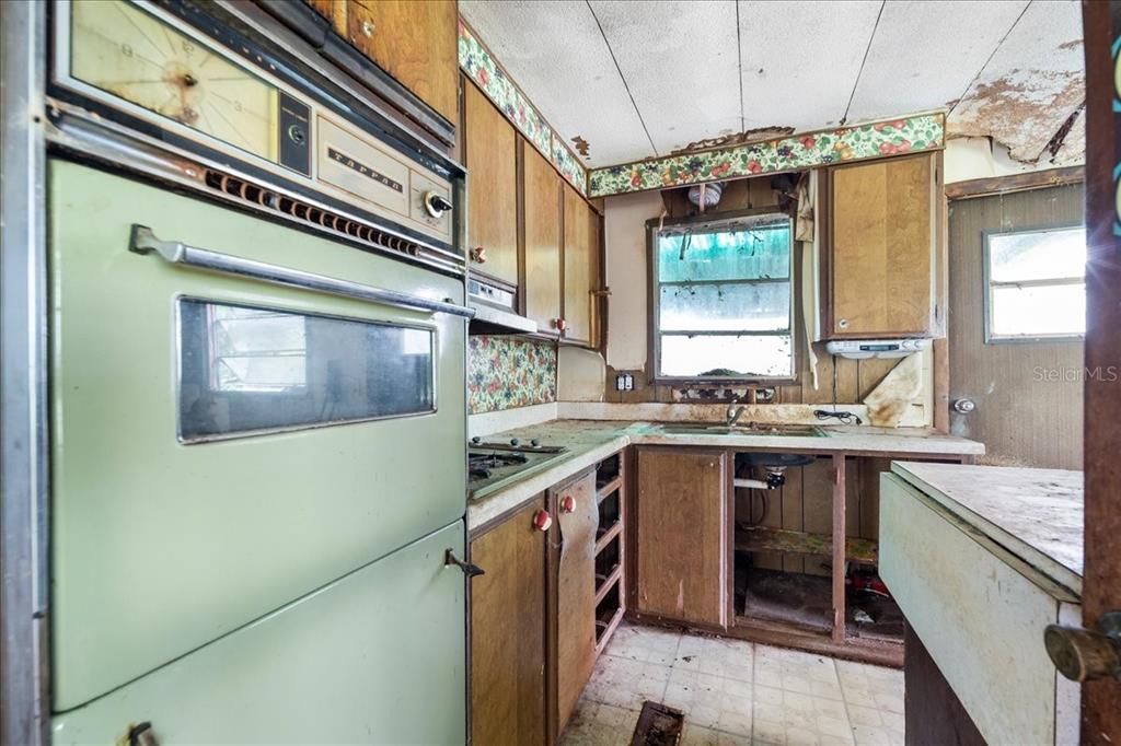 For Sale: $39,900 (2 beds, 1 baths, 864 Square Feet)