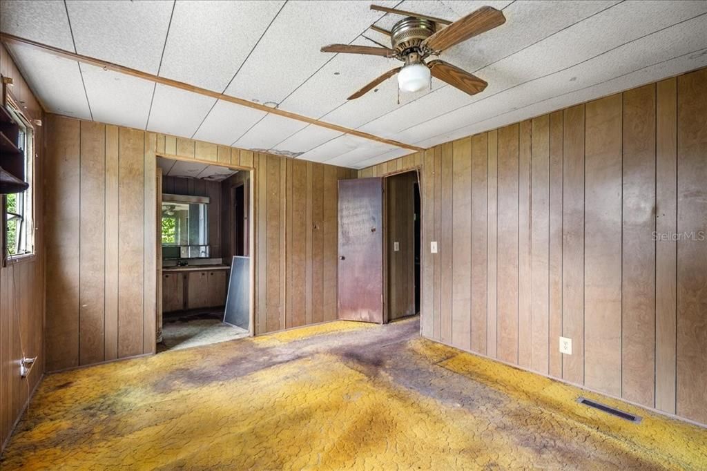 For Sale: $39,900 (2 beds, 1 baths, 864 Square Feet)