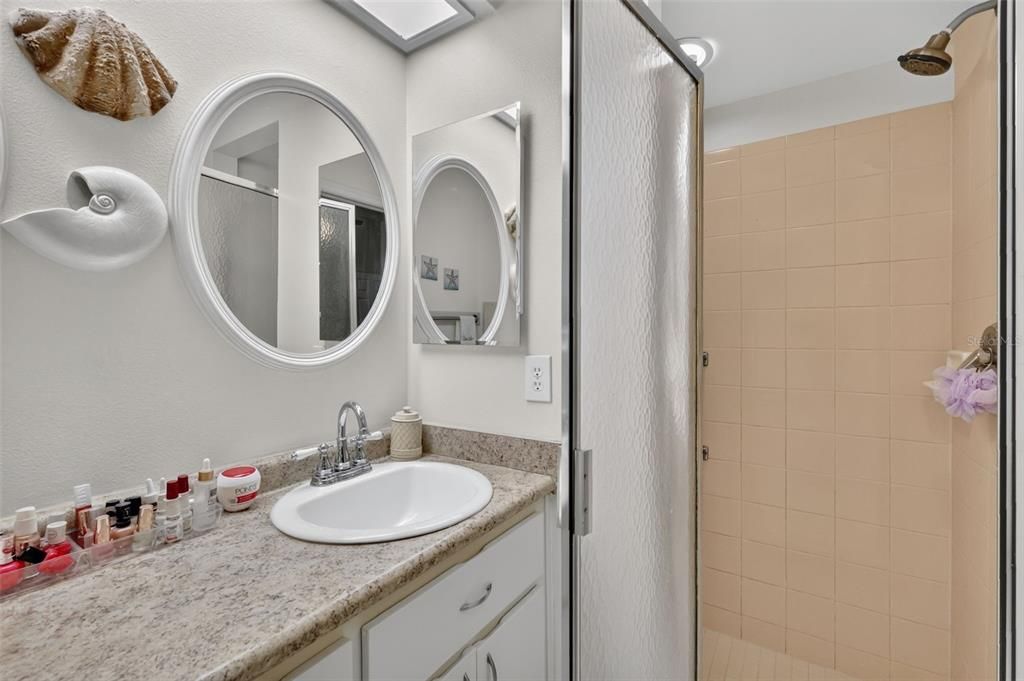 На продажу: $259,900 (2 спален, 2 ванн, 1245 Квадратных фут)