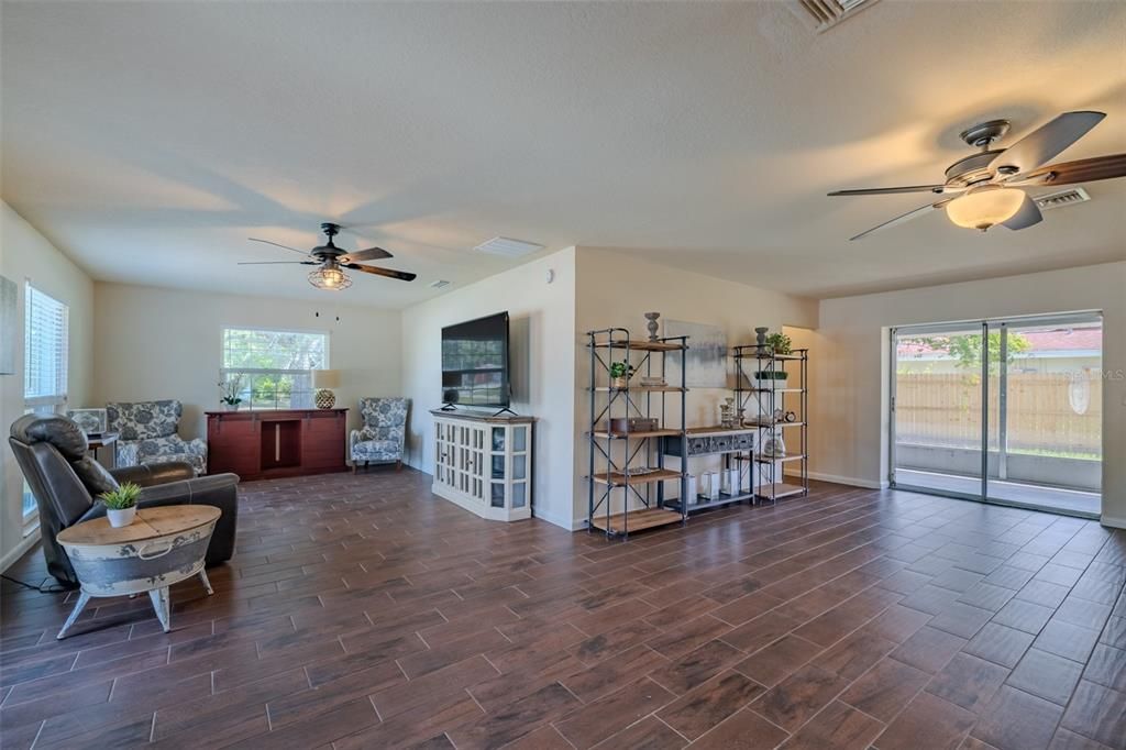 For Sale: $340,000 (3 beds, 2 baths, 1563 Square Feet)
