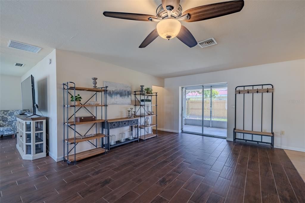 For Sale: $340,000 (3 beds, 2 baths, 1563 Square Feet)