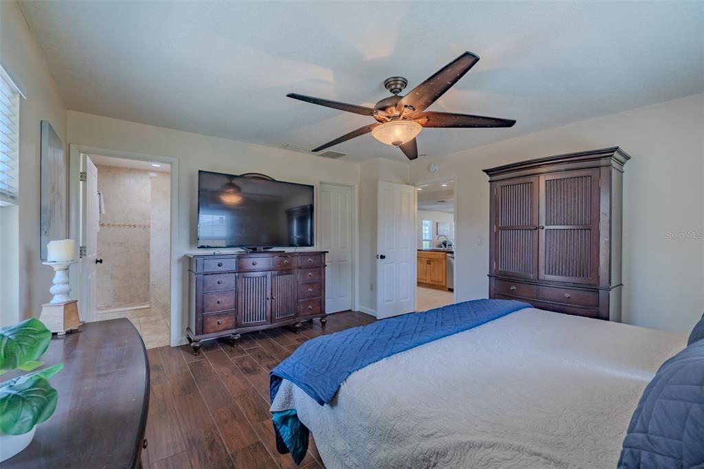 For Sale: $340,000 (3 beds, 2 baths, 1563 Square Feet)