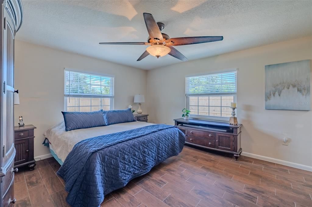 For Sale: $340,000 (3 beds, 2 baths, 1563 Square Feet)
