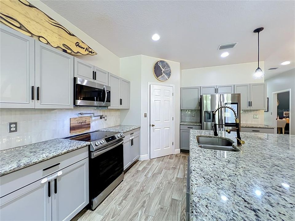 For Sale: $779,500 (3 beds, 2 baths, 1931 Square Feet)