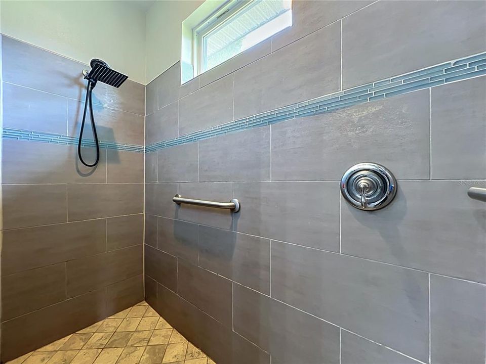 For Sale: $779,500 (3 beds, 2 baths, 1931 Square Feet)