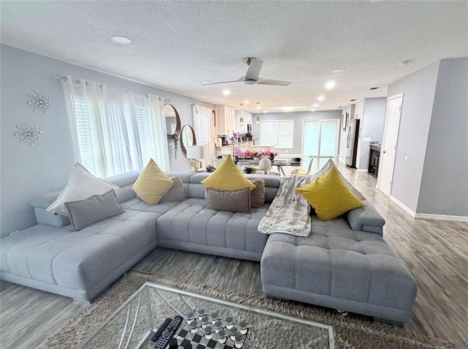 En Venta: $399,900 (4 camas, 2 baños, 1929 Pies cuadrados)