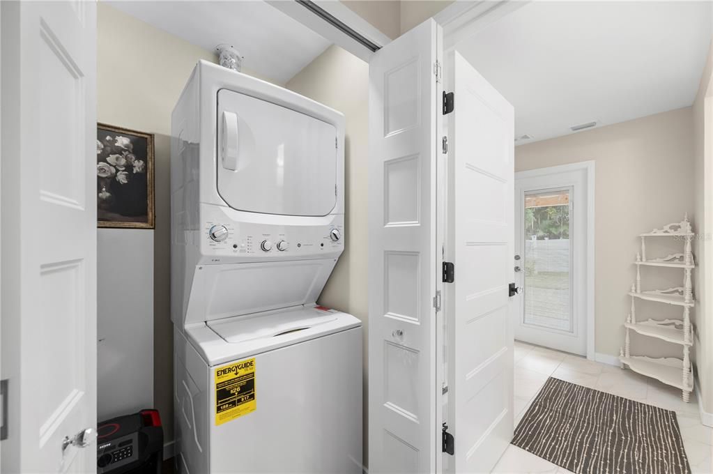 For Sale: $499,000 (2 beds, 2 baths, 810 Square Feet)