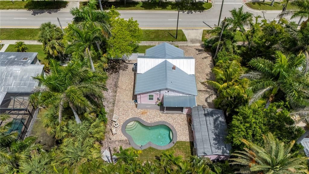 For Sale: $499,000 (2 beds, 2 baths, 810 Square Feet)