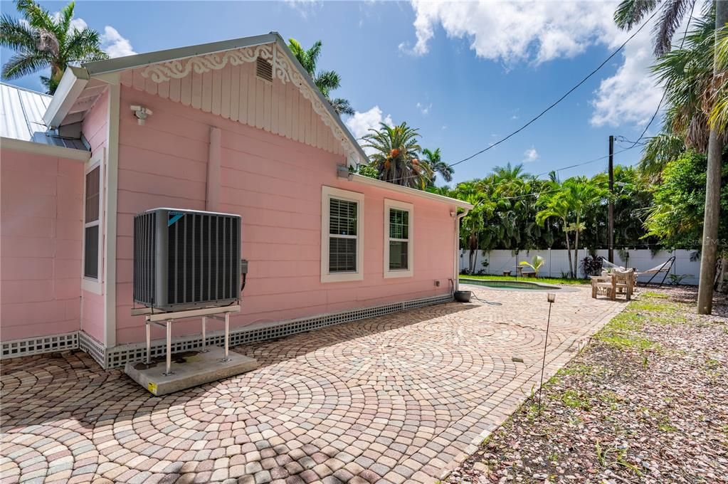 For Sale: $499,000 (2 beds, 2 baths, 810 Square Feet)