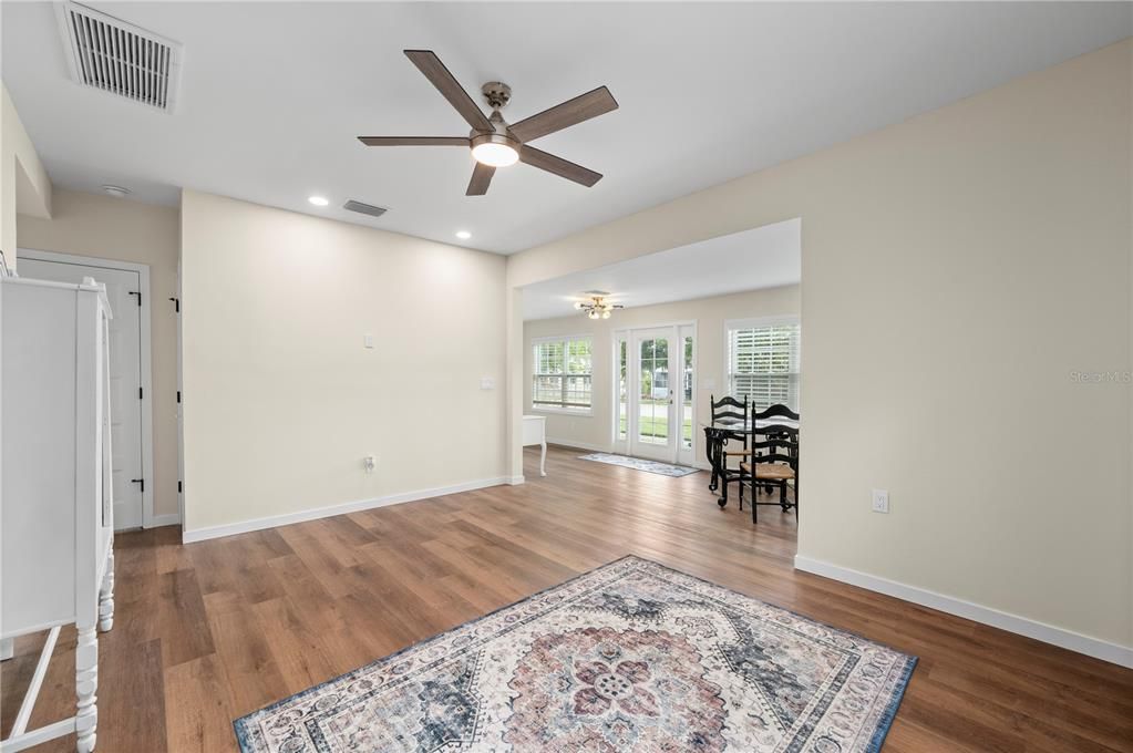 For Sale: $499,000 (2 beds, 2 baths, 810 Square Feet)