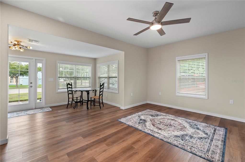 For Sale: $499,000 (2 beds, 2 baths, 810 Square Feet)