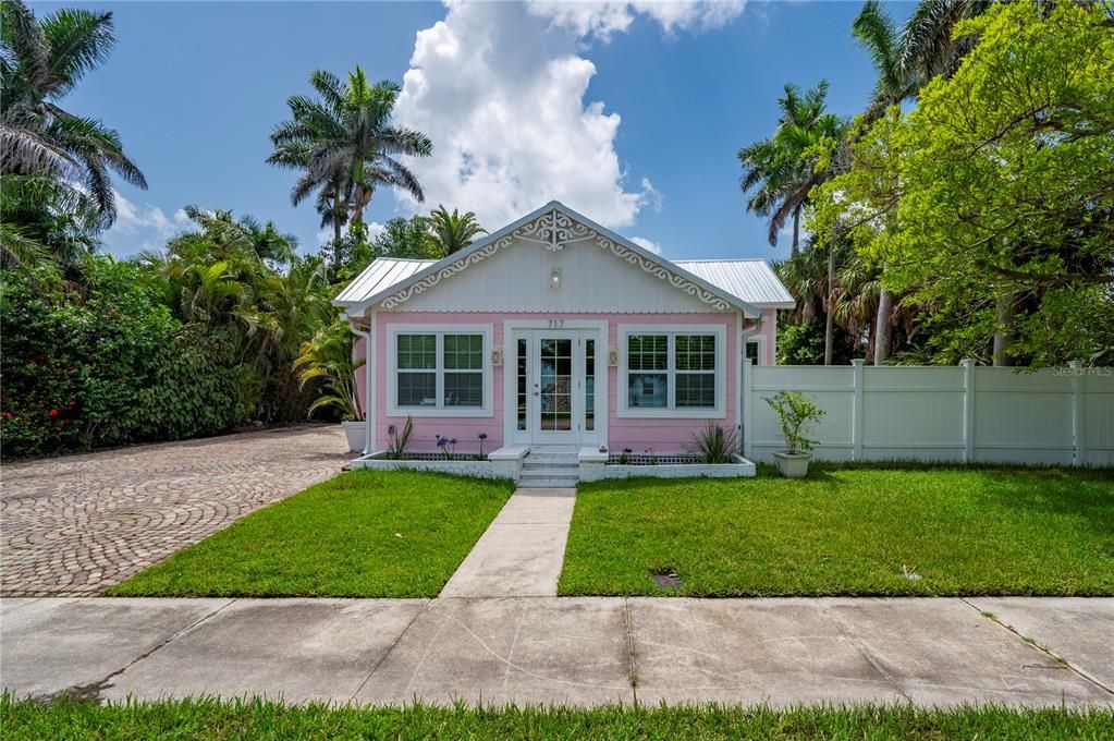 For Sale: $499,000 (2 beds, 2 baths, 810 Square Feet)