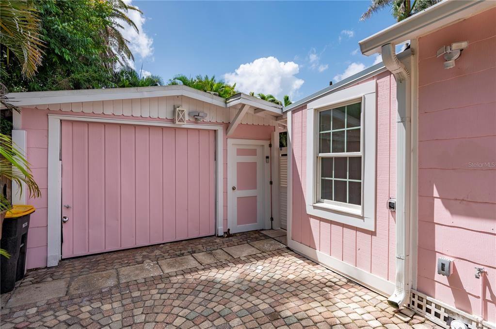 For Sale: $499,000 (2 beds, 2 baths, 810 Square Feet)