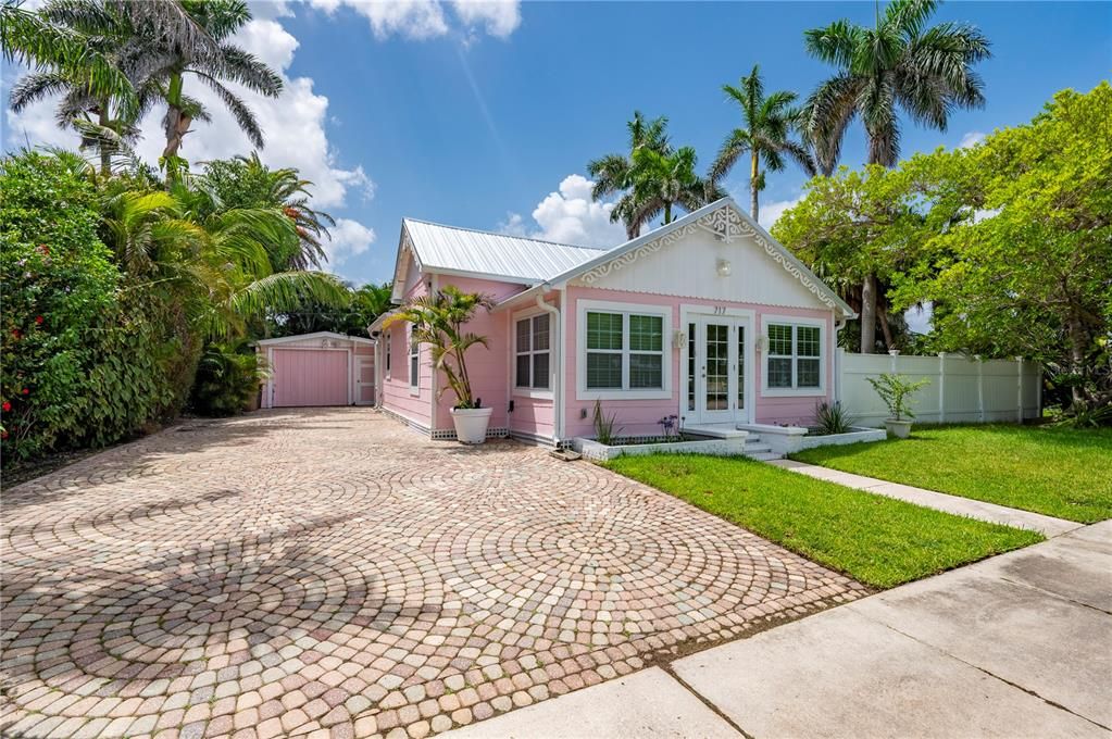 For Sale: $499,000 (2 beds, 2 baths, 810 Square Feet)