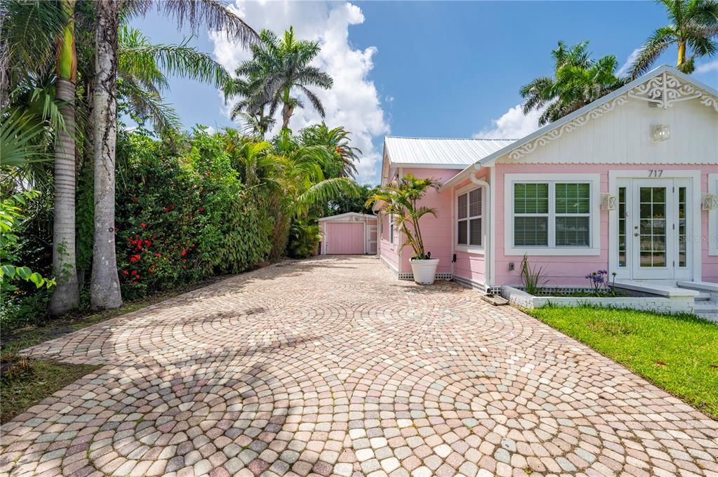For Sale: $499,000 (2 beds, 2 baths, 810 Square Feet)