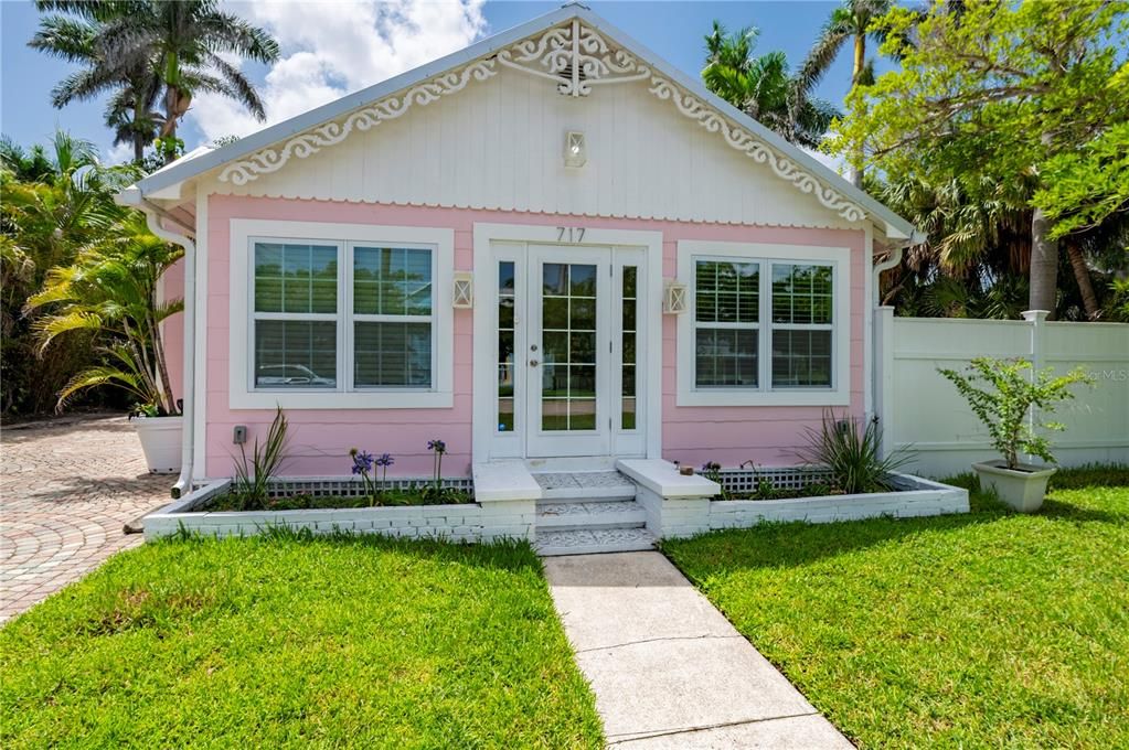 For Sale: $499,000 (2 beds, 2 baths, 810 Square Feet)
