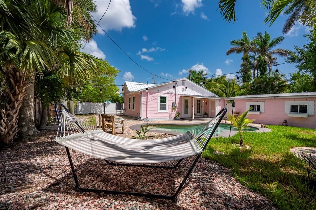 For Sale: $499,000 (2 beds, 2 baths, 810 Square Feet)