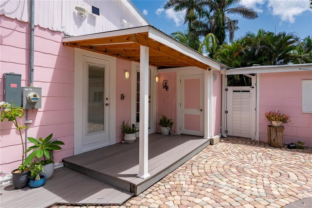 For Sale: $499,000 (2 beds, 2 baths, 810 Square Feet)