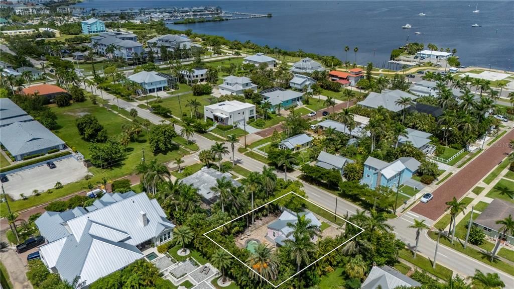 For Sale: $499,000 (2 beds, 2 baths, 810 Square Feet)