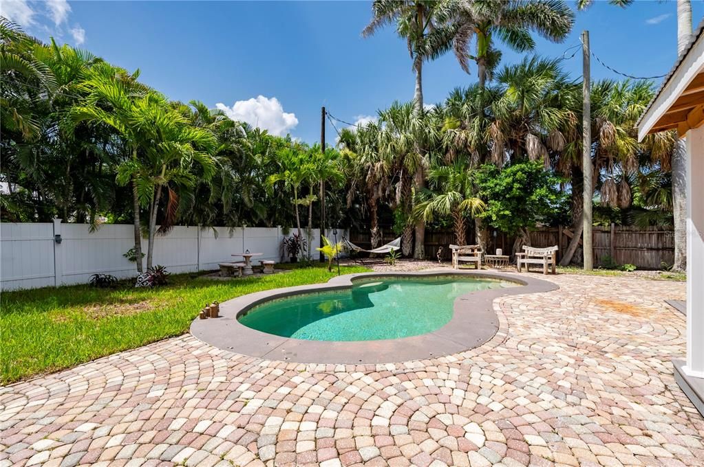 For Sale: $499,000 (2 beds, 2 baths, 810 Square Feet)